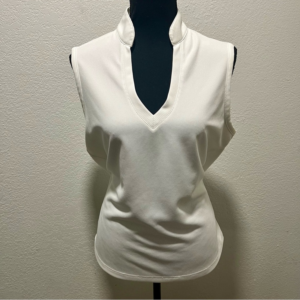Links Edition White V-Neck Textured Sleeveless Golf Active Top